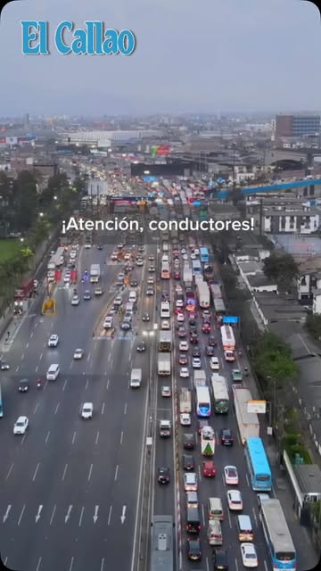 Vista aérea del tráfico en una avenida de Lima