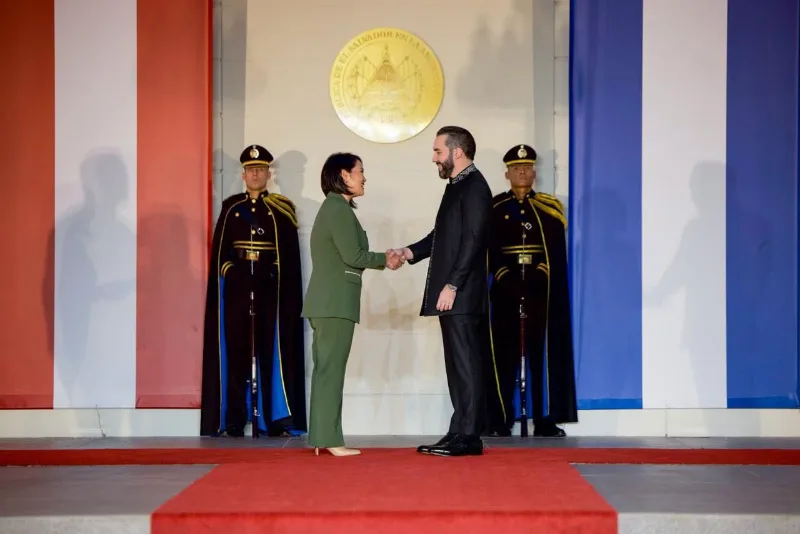 Keiko Fujimori junto a Nayib Bukele, durante su visita oficial a El Salvador, donde abordó propuestas para fortalecer la seguridad penitenciaria en el Perú.