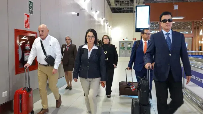 Keiko rumbo a El Salvador. (presidencia)